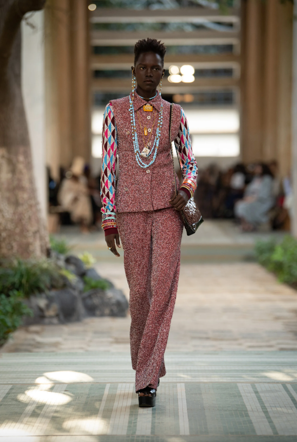 Chanel Glittered Tweed Sleeveless Jacket 2022 23 M tiers D art